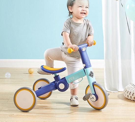 Xe chòi chân cho bé mấy tuổi