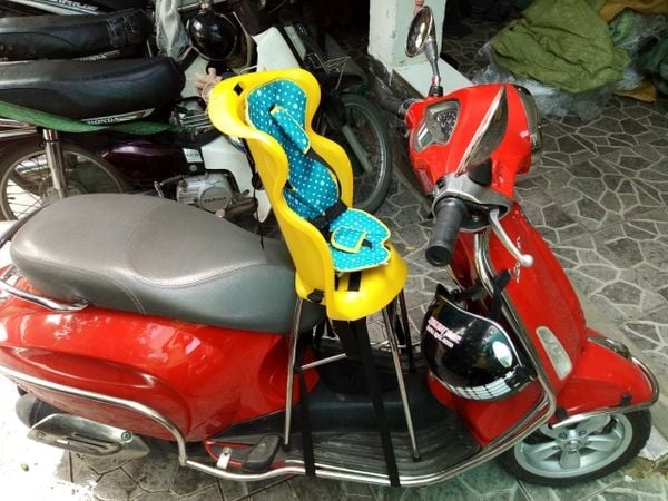 ghe-ngoi-em-be-xe-vespa-phia-truoc-beesmart-h7